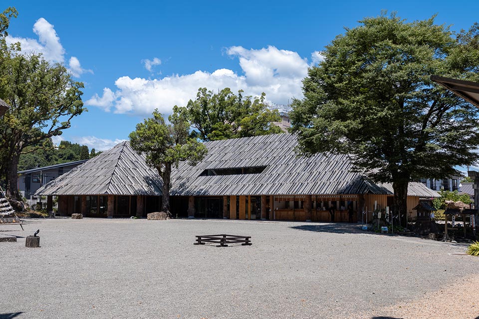 青井阿蘇神社の敷地内には、2023年11月に世界的建築家・隈研吾氏設計の「青井の杜 国宝記念館」が開館