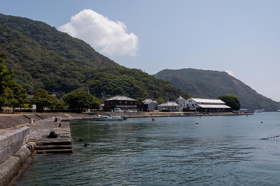 エメラルドグリーンの海と、深い緑の山々の懐に抱かれるように広がる三角西港。明治文化の結晶が今も息づいています