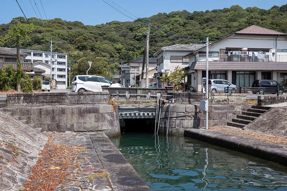 東排水路に架かる「三之橋」。列柱を模した桁石や一枚石の欄干など、細部までこだわり抜かれた意匠が特徴