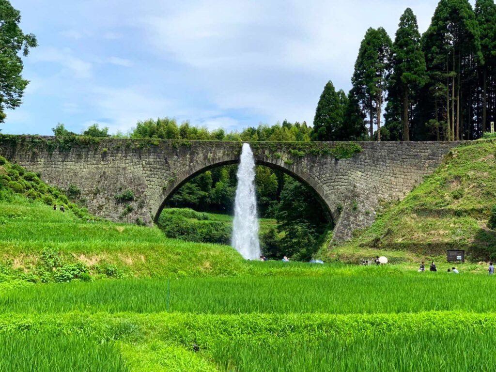 通潤橋と通潤用水の放水