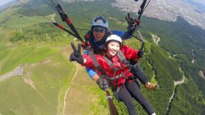 阿蘇の空を飛ぶパラグライダー