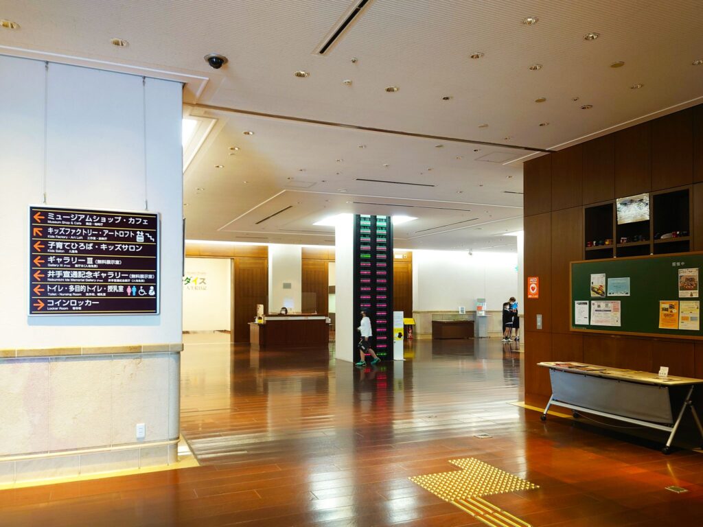 熊本市現代美術館のロビー。