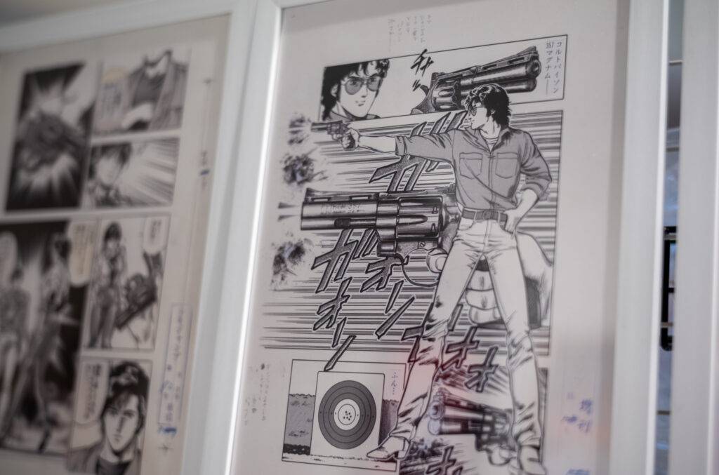 名作「シティーハンター」の複製原画原稿。原稿の余白に青い文字のメモ書きが残っている