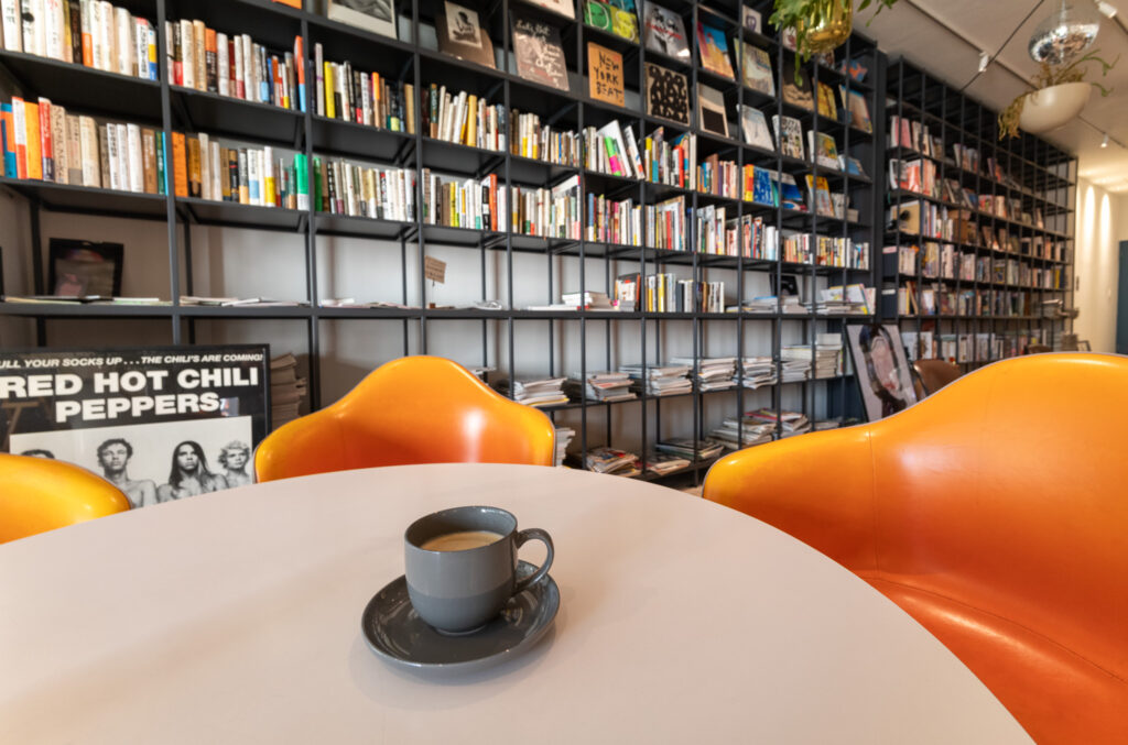 共栄堂の机に置かれたコーヒーカップ。