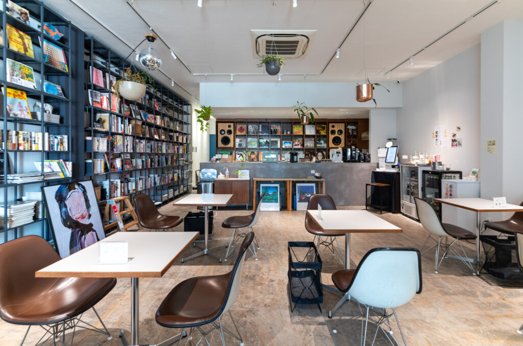 壁に多くの本や雑誌が並ぶ共栄堂の店内