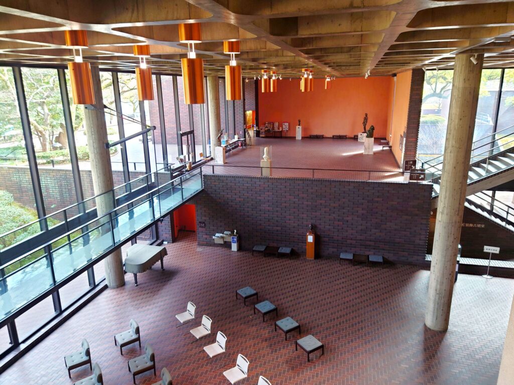 熊本県立美術館の内部。大きな窓からは豊かな木々が見える