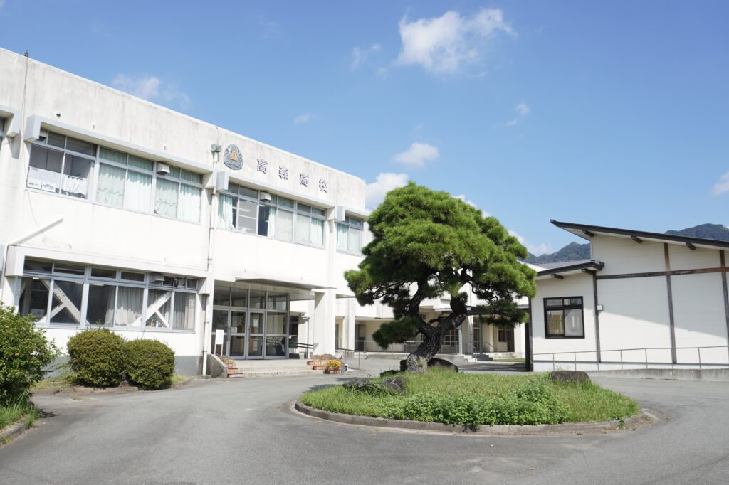 公立高校として全国初のマンガ学科を新設した高森高校の校舎