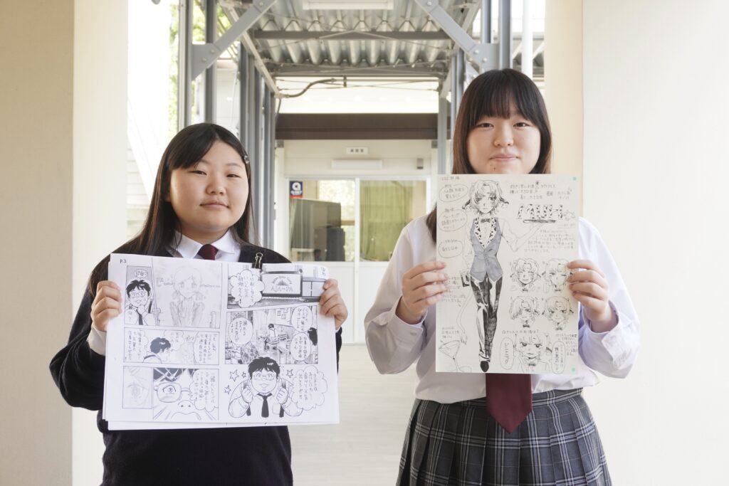 それぞれが描いた漫画を持つ二人の生徒