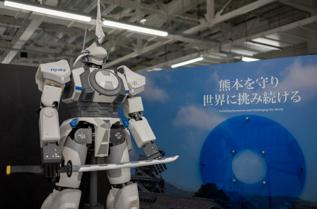 ロボットは白を基調に、差し色で青や黒、灰色が入っている。手には日本刀のようなものを持ち、清正の兜を模した細長い飾りが目立つ