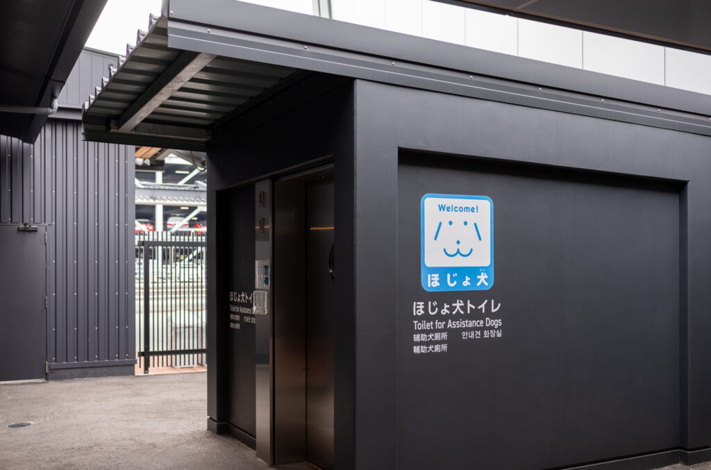 「ウェルカム」という文字とかわいらしい犬の絵が目を引くほじょ犬トイレの外観