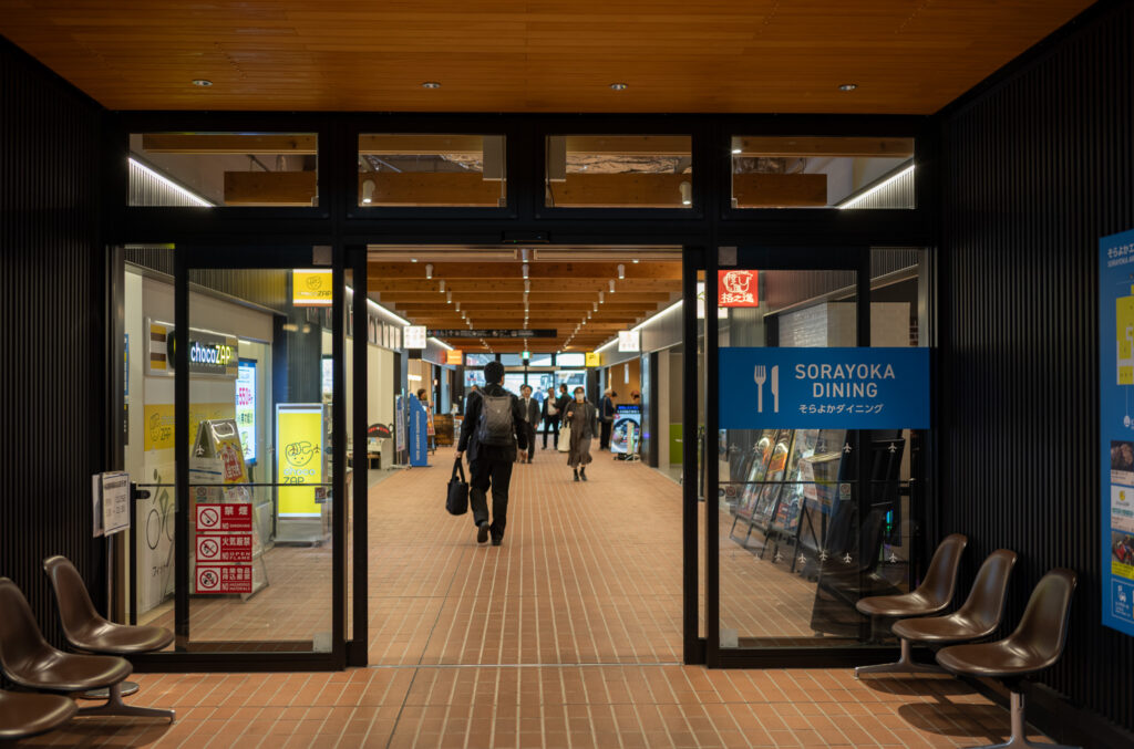 飲食店が軒を連ねる「そらよかダイニング」に続く通路。エリアの看板にはナイフとフォークの絵が描かれている