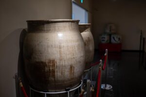 高橋酒造創業当時の甕(かめ)。今もこうした大きな甕を地中に埋めて温度を安定させながら焼酎の仕込みや貯蔵を行っている窯元もあります