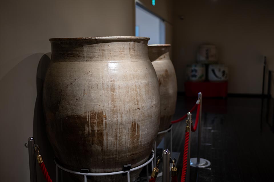 高橋酒造創業当時の甕(かめ)。今もこうした大きな甕を地中に埋めて温度を安定させながら焼酎の仕込みや貯蔵を行っている窯元もあります