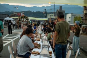 大橋で行われた「洛陽おにぎり」。夕暮れを眺めがらゆったりとおにぎりを食べる様子