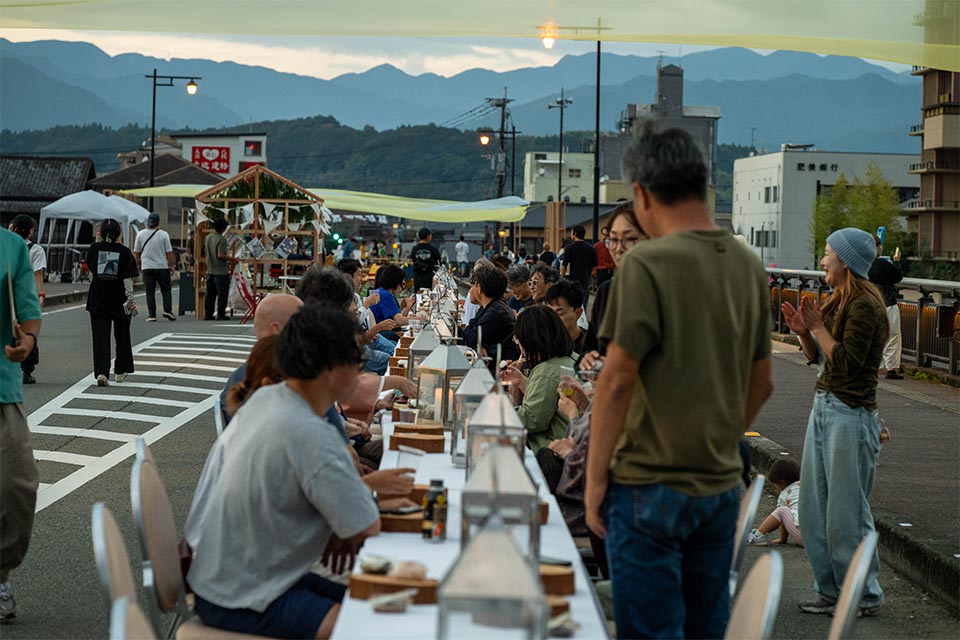 大橋で行われた「洛陽おにぎり」。夕暮れを眺めがらゆったりとおにぎりを食べる様子