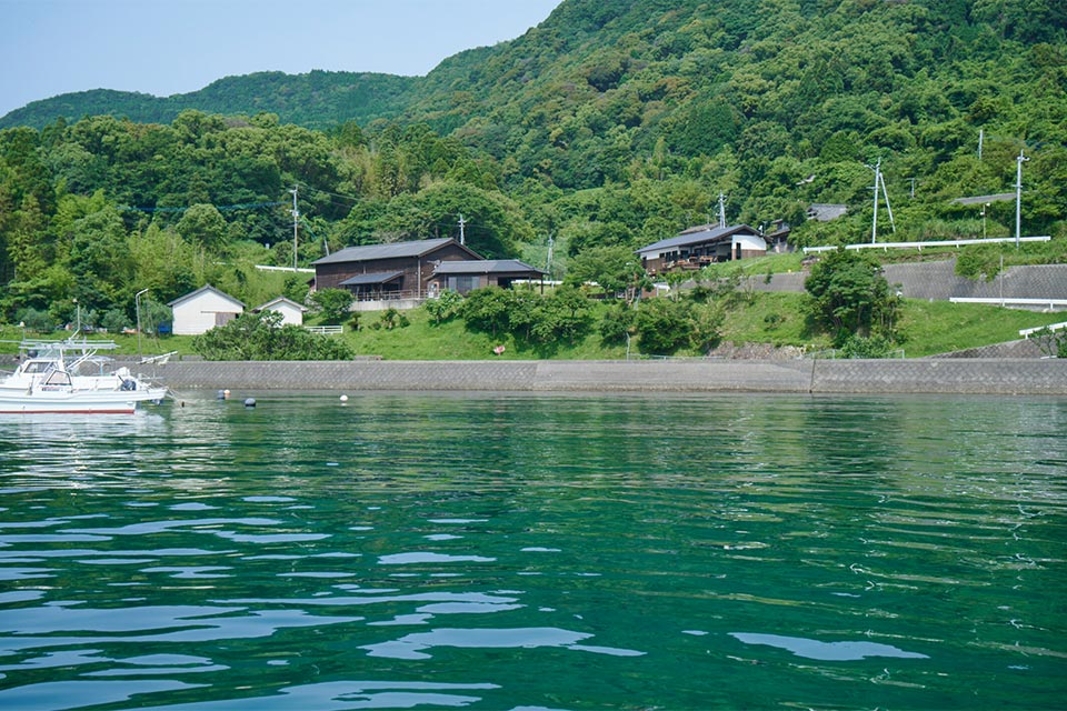 穏やかな不知火海を見下す場所にある天草酒造。風が良く通る地形が焼酎づくりに向いているそうです。