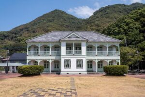 開港当時に建てられた外国人向けの宿泊施設「浦島屋」(現在の建物は1993年に復元されたもの)。ミントグリーンと白壁のコントラストが映え、回廊からの眺めや外観などフォトジェニックな撮影スポット
